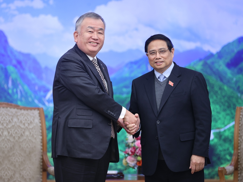 现出色